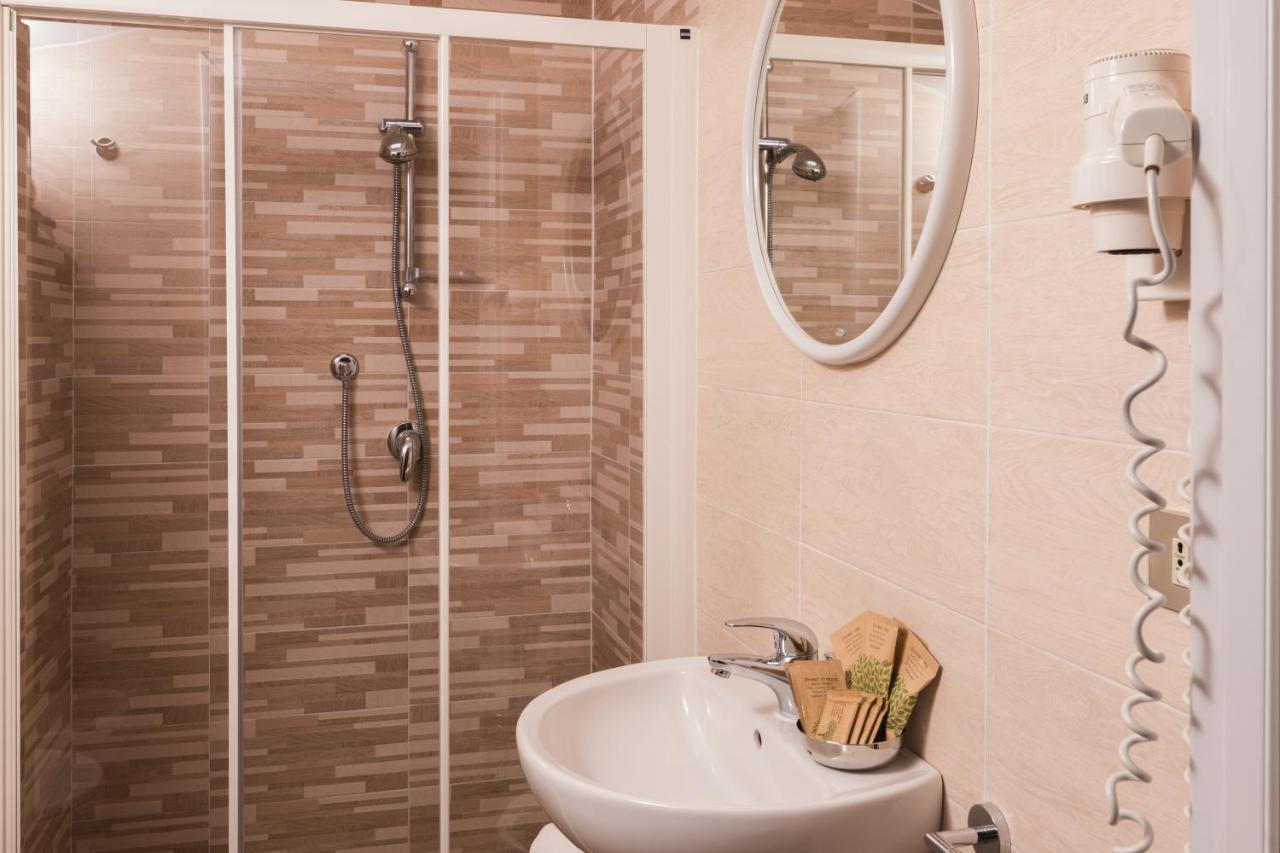 Hotel Lydia Cervia Bagian luar foto