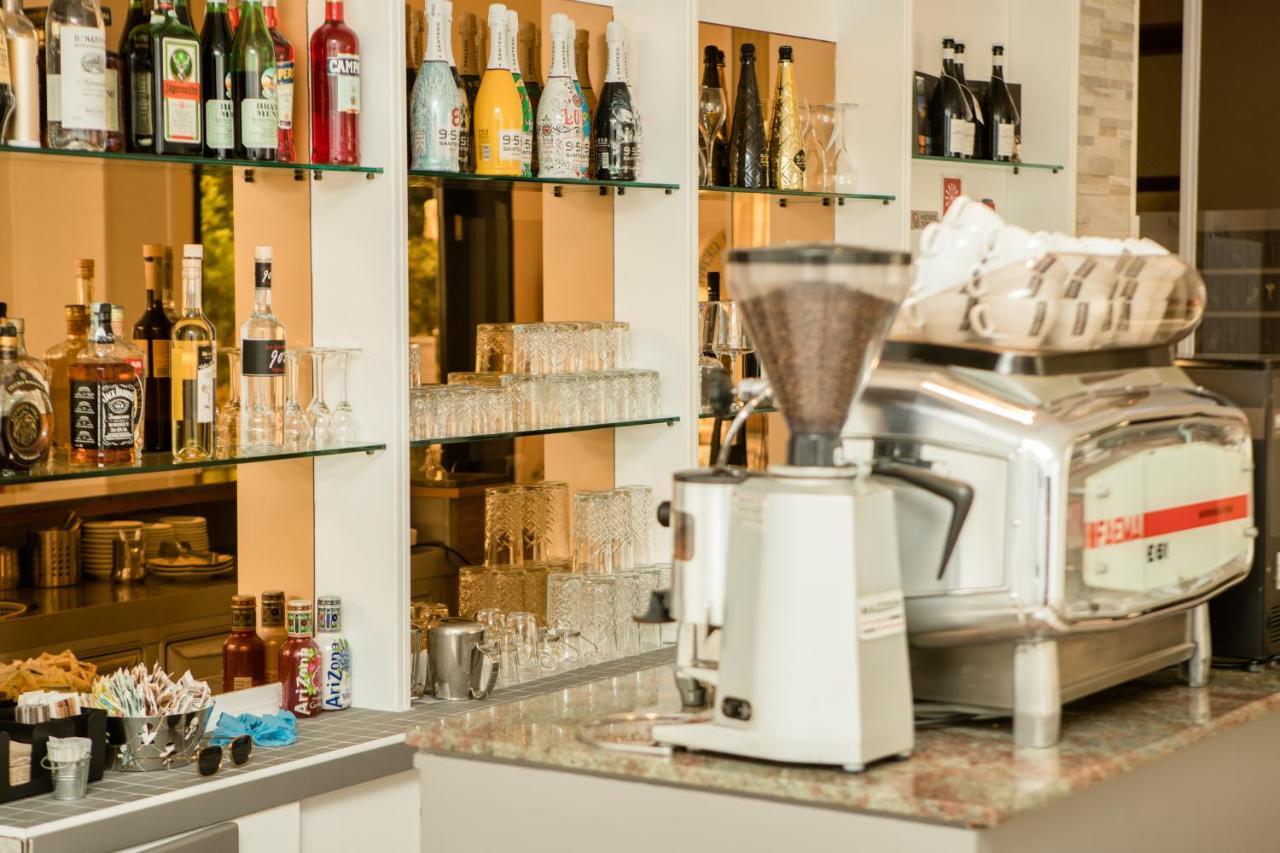Hotel Lydia Cervia Bagian luar foto